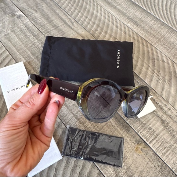 NWT GIVENCHY Gv Day Cat Eye Sunglasses 57mm - Brown
Denim - Picture 4 of 15